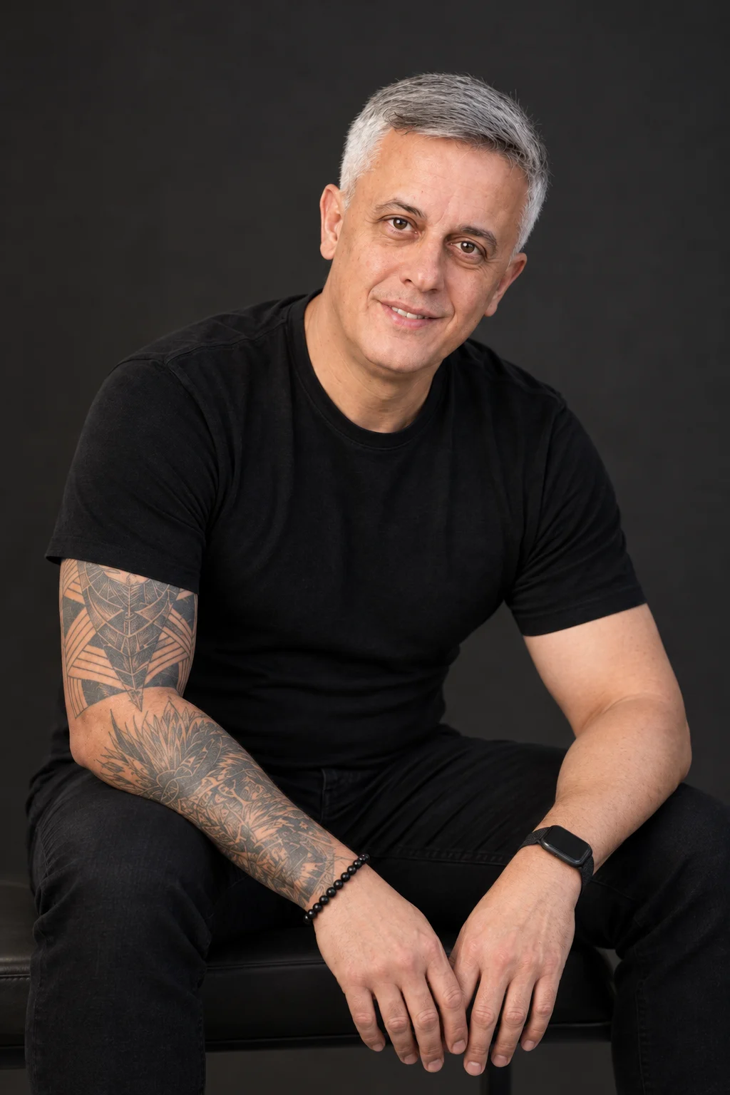 Sérgio Pinacio, designer gráfico, em retrato de estúdio